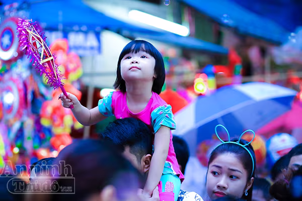 Điệu đà thiếu nữ Hà Nội đi chợ Trung thu phố cổ  ảnh 4