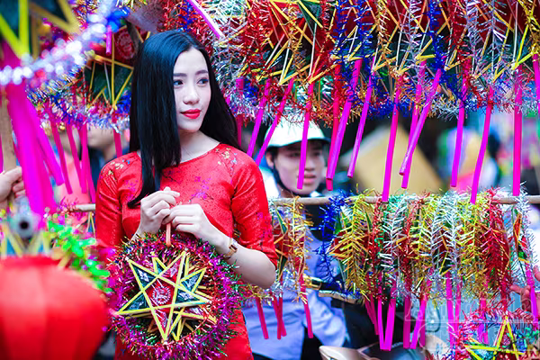 Điệu đà thiếu nữ Hà Nội đi chợ Trung thu phố cổ  ảnh 3