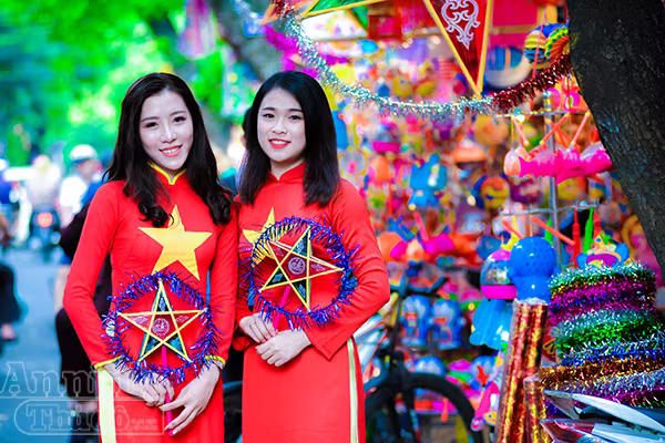 Điệu đà thiếu nữ Hà Nội đi chợ Trung thu phố cổ  ảnh 6