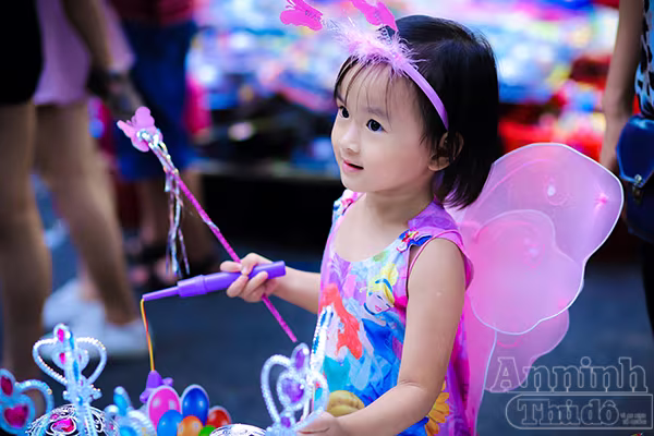 Điệu đà thiếu nữ Hà Nội đi chợ Trung thu phố cổ  ảnh 7