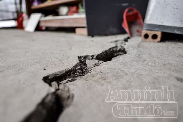 Hà Nội: Nhà đang ở bỗng trôi tuột xuống sông Hồng ảnh 8 Hà Nội: Nhà đang ở bỗng trôi tuột xuống sông Hồng ảnh 8