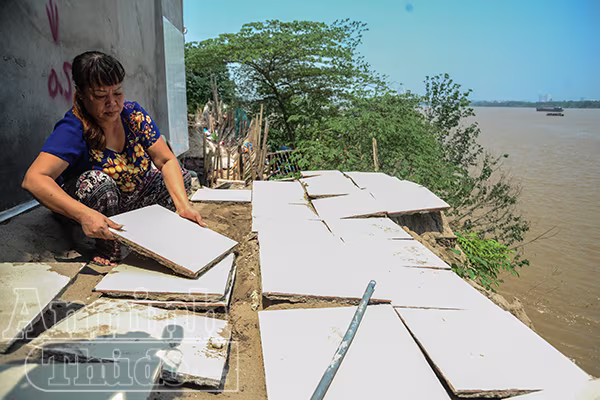 Hà Nội: Nhà đang ở bỗng trôi tuột xuống sông Hồng ảnh 3 Hà Nội: Nhà đang ở bỗng trôi tuột xuống sông Hồng ảnh 3