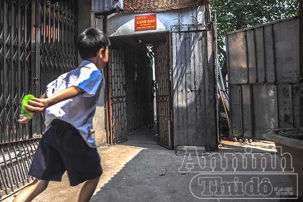 Hà Nội: Nhà đang ở bỗng trôi tuột xuống sông Hồng ảnh 9 Hà Nội: Nhà đang ở bỗng trôi tuột xuống sông Hồng ảnh 9