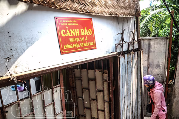 Hà Nội: Nhà đang ở bỗng trôi tuột xuống sông Hồng ảnh 6 Hà Nội: Nhà đang ở bỗng trôi tuột xuống sông Hồng ảnh 6