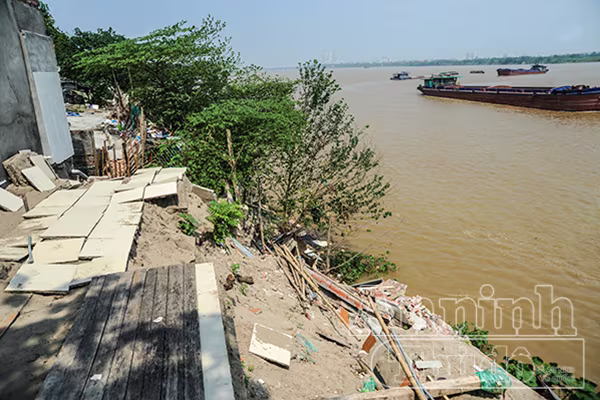 Hà Nội: Nhà đang ở bỗng trôi tuột xuống sông Hồng ảnh 2 Hà Nội: Nhà đang ở bỗng trôi tuột xuống sông Hồng ảnh 2