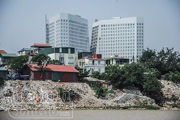 Hà Nội: Nhà đang ở bỗng trôi tuột xuống sông Hồng ảnh 5 Hà Nội: Nhà đang ở bỗng trôi tuột xuống sông Hồng ảnh 5