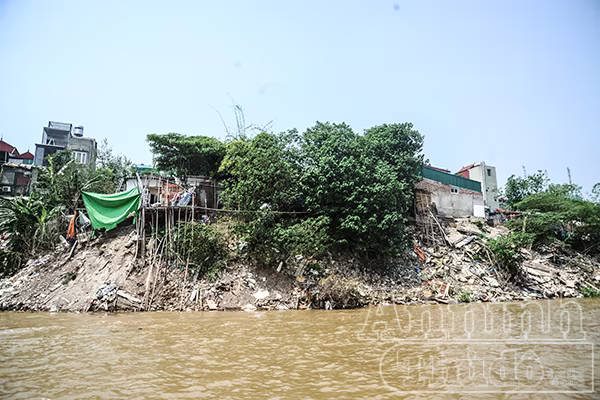 Hà Nội: Nhà đang ở bỗng trôi tuột xuống sông Hồng ảnh 4 Hà Nội: Nhà đang ở bỗng trôi tuột xuống sông Hồng ảnh 4