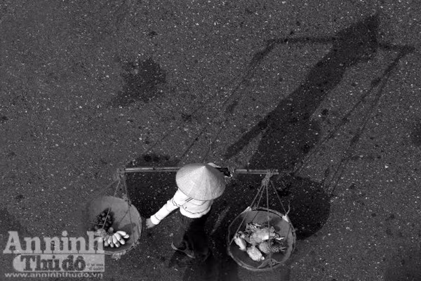 Ngắm mùa thu Hà Nội tuyệt đẹp qua những bức ảnh đen trắng ảnh 6