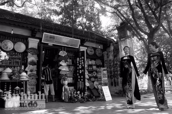 Ngắm mùa thu Hà Nội tuyệt đẹp qua những bức ảnh đen trắng ảnh 8