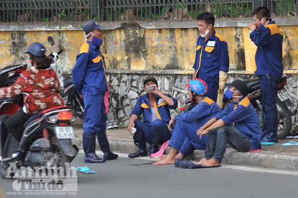 Cá chết hàng loạt ở hồ Tây: Hàng trăm công nhân vớt từ sáng đến chiều chưa hết ảnh 5 Cá chết hàng loạt ở hồ Tây: Hàng trăm công nhân vớt từ sáng đến chiều chưa hết ảnh 5