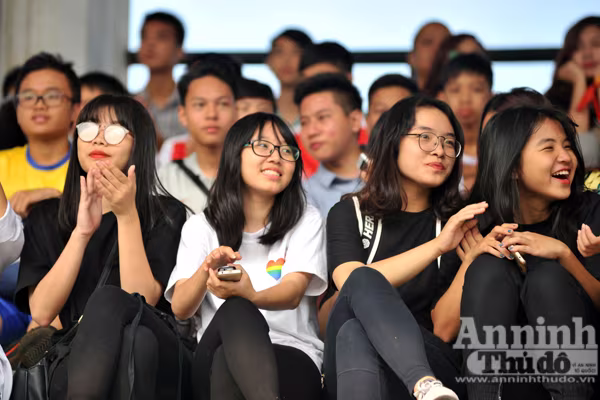 Nữ sinh Hà Nội rạng rỡ ngày khai mạc giải bóng đá học sinh THPT ảnh 8 Nữ sinh Hà Nội rạng rỡ ngày khai mạc giải bóng đá học sinh THPT ảnh 8