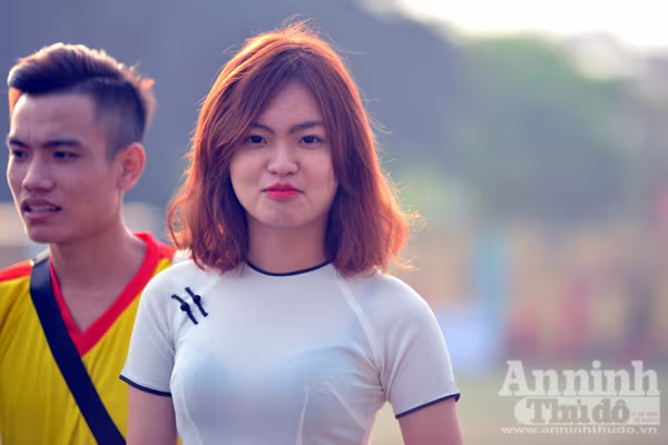 Nữ sinh Hà Nội rạng rỡ ngày khai mạc giải bóng đá học sinh THPT ảnh 6 Nữ sinh Hà Nội rạng rỡ ngày khai mạc giải bóng đá học sinh THPT ảnh 6