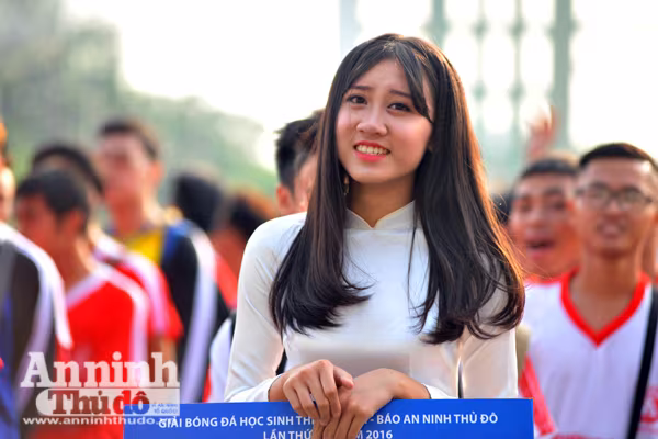 Nữ sinh Hà Nội rạng rỡ ngày khai mạc giải bóng đá học sinh THPT ảnh 2 Nữ sinh Hà Nội rạng rỡ ngày khai mạc giải bóng đá học sinh THPT ảnh 2