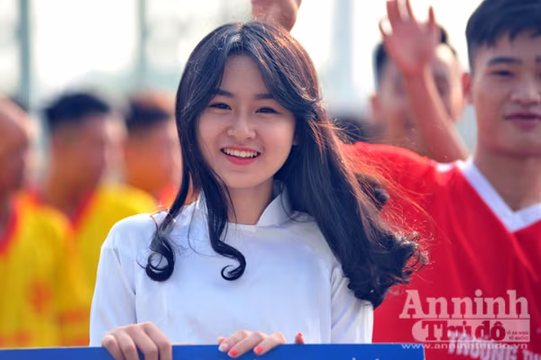 Nữ sinh Hà Nội rạng rỡ ngày khai mạc giải bóng đá học sinh THPT ảnh 5 Nữ sinh Hà Nội rạng rỡ ngày khai mạc giải bóng đá học sinh THPT ảnh 5