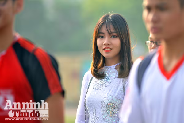 Nữ sinh Hà Nội rạng rỡ ngày khai mạc giải bóng đá học sinh THPT ảnh 4 Nữ sinh Hà Nội rạng rỡ ngày khai mạc giải bóng đá học sinh THPT ảnh 4