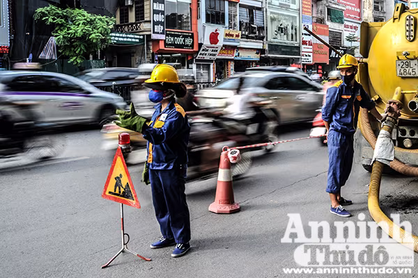 Nữ công nhân thoát nước Hà Nội hối hả công việc phòng chống bão số 7 ảnh 4 Nữ công nhân thoát nước Hà Nội hối hả công việc phòng chống bão số 7 ảnh 4