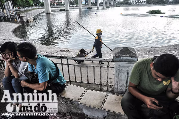 Nữ công nhân thoát nước Hà Nội hối hả công việc phòng chống bão số 7 ảnh 9 Nữ công nhân thoát nước Hà Nội hối hả công việc phòng chống bão số 7 ảnh 9