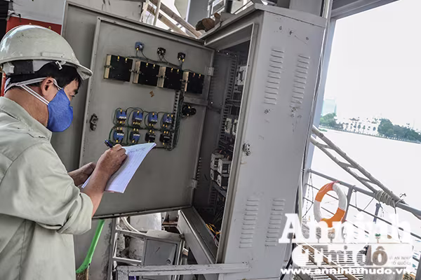 Nữ công nhân thoát nước Hà Nội hối hả công việc phòng chống bão số 7 ảnh 7 Nữ công nhân thoát nước Hà Nội hối hả công việc phòng chống bão số 7 ảnh 7