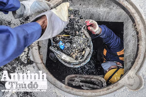 Nữ công nhân thoát nước Hà Nội hối hả công việc phòng chống bão số 7 ảnh 5 Nữ công nhân thoát nước Hà Nội hối hả công việc phòng chống bão số 7 ảnh 5