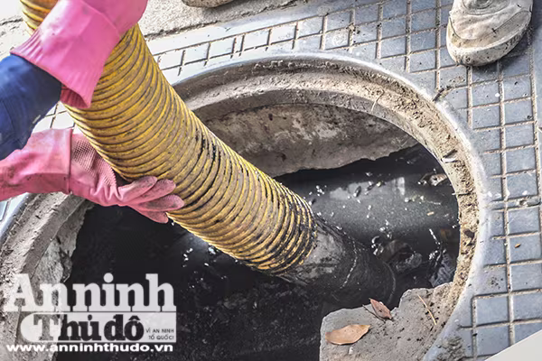 Nữ công nhân thoát nước Hà Nội hối hả công việc phòng chống bão số 7 ảnh 3 Nữ công nhân thoát nước Hà Nội hối hả công việc phòng chống bão số 7 ảnh 3