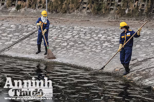 Nữ công nhân thoát nước Hà Nội hối hả công việc phòng chống bão số 7 ảnh 6 Nữ công nhân thoát nước Hà Nội hối hả công việc phòng chống bão số 7 ảnh 6