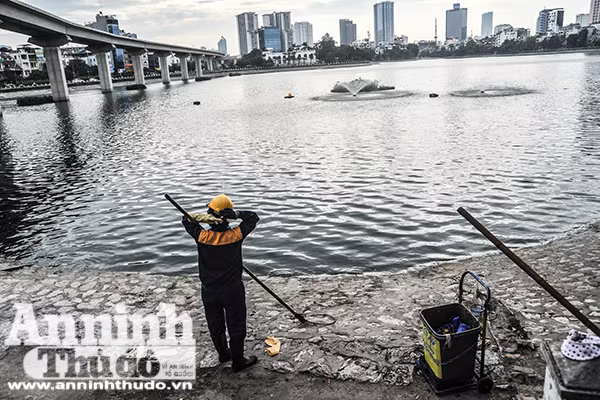 Nữ công nhân thoát nước Hà Nội hối hả công việc phòng chống bão số 7 ảnh 8 Nữ công nhân thoát nước Hà Nội hối hả công việc phòng chống bão số 7 ảnh 8