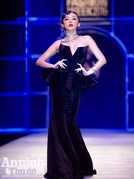 Ngắm Thanh Hằng, Tóc Tiên kiêu sa trên sân khấu Tuần lễ thời trang quốc tế Việt Nam Thu - Đông 2016 ảnh 4 Ngắm Thanh Hằng, Tóc Tiên kiêu sa trên sân khấu Tuần lễ thời trang quốc tế Việt Nam Thu - Đông 2016 ảnh 4