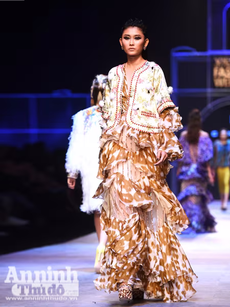 Ngắm Thanh Hằng, Tóc Tiên kiêu sa trên sân khấu Tuần lễ thời trang quốc tế Việt Nam Thu - Đông 2016 ảnh 8 Ngắm Thanh Hằng, Tóc Tiên kiêu sa trên sân khấu Tuần lễ thời trang quốc tế Việt Nam Thu - Đông 2016 ảnh 8