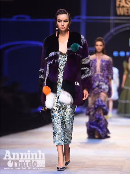Ngắm Thanh Hằng, Tóc Tiên kiêu sa trên sân khấu Tuần lễ thời trang quốc tế Việt Nam Thu - Đông 2016 ảnh 9 Ngắm Thanh Hằng, Tóc Tiên kiêu sa trên sân khấu Tuần lễ thời trang quốc tế Việt Nam Thu - Đông 2016 ảnh 9