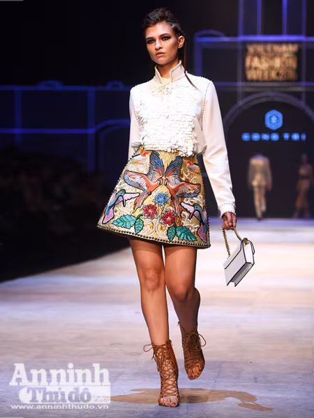 Ngắm Thanh Hằng, Tóc Tiên kiêu sa trên sân khấu Tuần lễ thời trang quốc tế Việt Nam Thu - Đông 2016 ảnh 10 Ngắm Thanh Hằng, Tóc Tiên kiêu sa trên sân khấu Tuần lễ thời trang quốc tế Việt Nam Thu - Đông 2016 ảnh 10