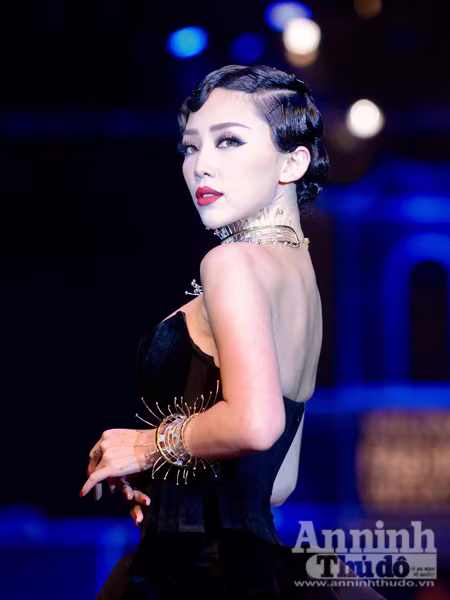 Ngắm Thanh Hằng, Tóc Tiên kiêu sa trên sân khấu Tuần lễ thời trang quốc tế Việt Nam Thu - Đông 2016 ảnh 6 Ngắm Thanh Hằng, Tóc Tiên kiêu sa trên sân khấu Tuần lễ thời trang quốc tế Việt Nam Thu - Đông 2016 ảnh 6