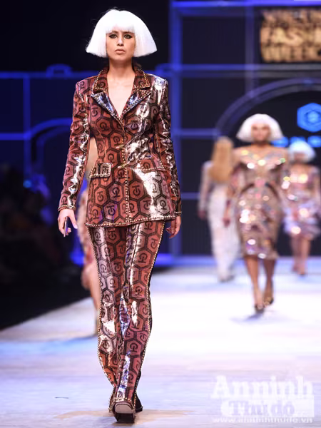 Ngắm Thanh Hằng, Tóc Tiên kiêu sa trên sân khấu Tuần lễ thời trang quốc tế Việt Nam Thu - Đông 2016 ảnh 11 Ngắm Thanh Hằng, Tóc Tiên kiêu sa trên sân khấu Tuần lễ thời trang quốc tế Việt Nam Thu - Đông 2016 ảnh 11