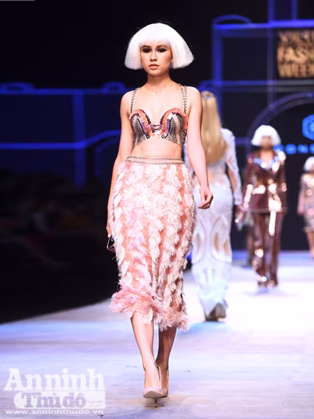 Ngắm Thanh Hằng, Tóc Tiên kiêu sa trên sân khấu Tuần lễ thời trang quốc tế Việt Nam Thu - Đông 2016 ảnh 12 Ngắm Thanh Hằng, Tóc Tiên kiêu sa trên sân khấu Tuần lễ thời trang quốc tế Việt Nam Thu - Đông 2016 ảnh 12