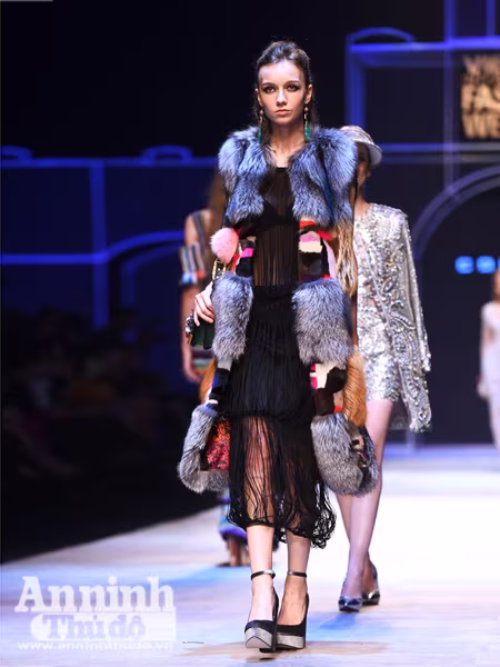 Ngắm Thanh Hằng, Tóc Tiên kiêu sa trên sân khấu Tuần lễ thời trang quốc tế Việt Nam Thu - Đông 2016 ảnh 13 Ngắm Thanh Hằng, Tóc Tiên kiêu sa trên sân khấu Tuần lễ thời trang quốc tế Việt Nam Thu - Đông 2016 ảnh 13