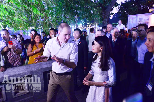 Hoàng tử Anh cười tươi khi thả bộ trên phố cổ Hà Nội ảnh 8 Hoàng tử Anh cười tươi khi thả bộ trên phố cổ Hà Nội ảnh 8
