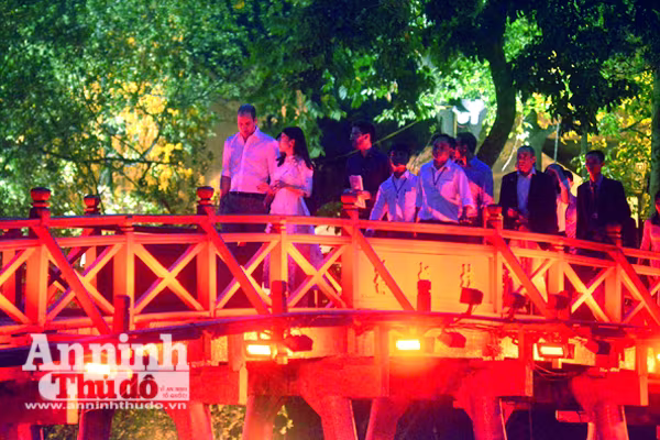 Hoàng tử Anh cười tươi khi thả bộ trên phố cổ Hà Nội ảnh 9 Hoàng tử Anh cười tươi khi thả bộ trên phố cổ Hà Nội ảnh 9