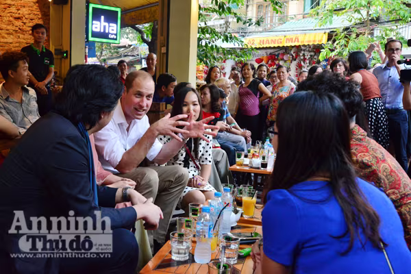 Hoàng tử Anh cười tươi khi thả bộ trên phố cổ Hà Nội ảnh 5 Hoàng tử Anh cười tươi khi thả bộ trên phố cổ Hà Nội ảnh 5