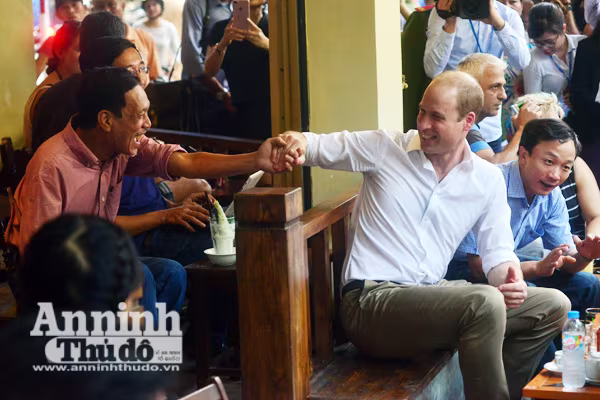 Hoàng tử Anh cười tươi khi thả bộ trên phố cổ Hà Nội ảnh 4 Hoàng tử Anh cười tươi khi thả bộ trên phố cổ Hà Nội ảnh 4