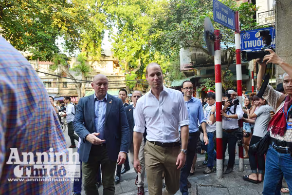 Hoàng tử Anh cười tươi khi thả bộ trên phố cổ Hà Nội ảnh 7 Hoàng tử Anh cười tươi khi thả bộ trên phố cổ Hà Nội ảnh 7