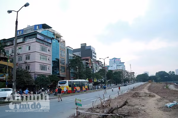 Vất vả phân luồng giao thông phục vụ thi công đường sắt đô thị Nhổn – Ga Hà Nội ảnh 8