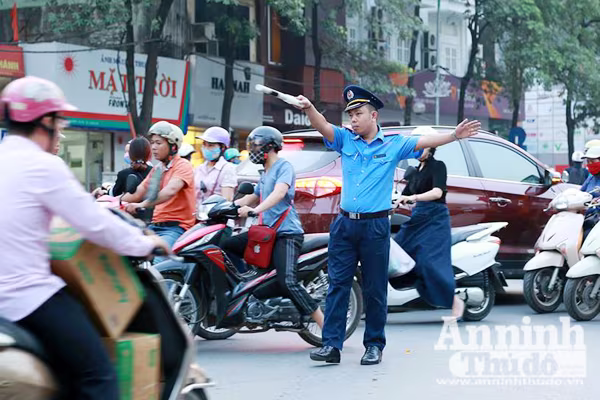 Vất vả phân luồng giao thông phục vụ thi công đường sắt đô thị Nhổn – Ga Hà Nội ảnh 7