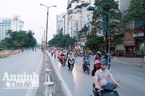 Vất vả phân luồng giao thông phục vụ thi công đường sắt đô thị Nhổn – Ga Hà Nội ảnh 4