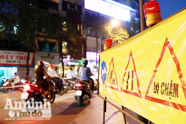 Vất vả phân luồng giao thông phục vụ thi công đường sắt đô thị Nhổn – Ga Hà Nội ảnh 3
