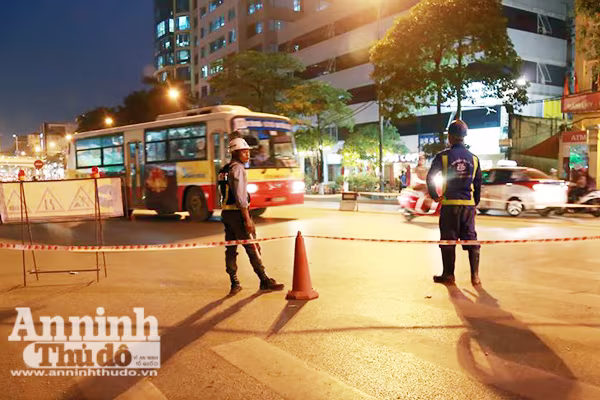 Vất vả phân luồng giao thông phục vụ thi công đường sắt đô thị Nhổn – Ga Hà Nội ảnh 6
