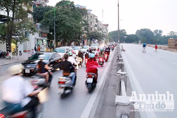 Vất vả phân luồng giao thông phục vụ thi công đường sắt đô thị Nhổn – Ga Hà Nội ảnh 2