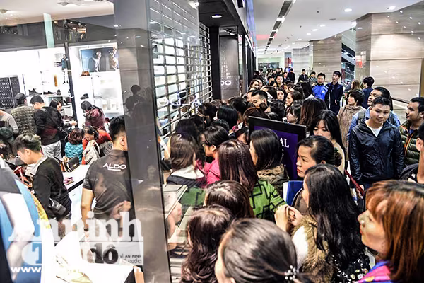 Mệt mỏi chen chân mua hàng hiệu giảm giá ngày Black Friday ảnh 2 Mệt mỏi chen chân mua hàng hiệu giảm giá ngày Black Friday ảnh 2