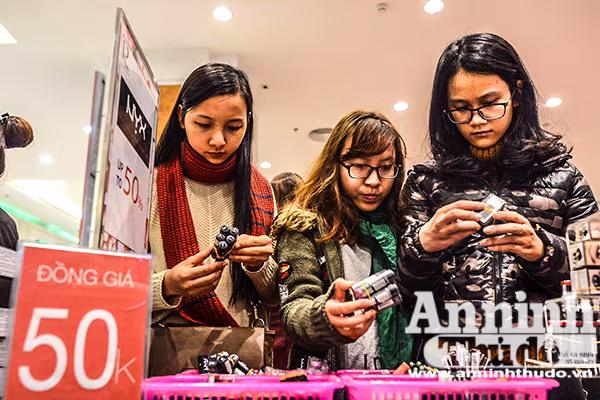 Mệt mỏi chen chân mua hàng hiệu giảm giá ngày Black Friday ảnh 5 Mệt mỏi chen chân mua hàng hiệu giảm giá ngày Black Friday ảnh 5