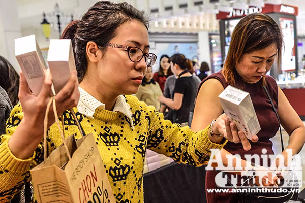Mệt mỏi chen chân mua hàng hiệu giảm giá ngày Black Friday ảnh 7 Mệt mỏi chen chân mua hàng hiệu giảm giá ngày Black Friday ảnh 7