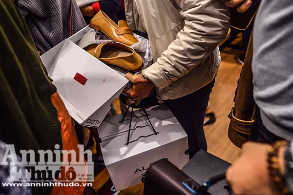 Mệt mỏi chen chân mua hàng hiệu giảm giá ngày Black Friday ảnh 4 Mệt mỏi chen chân mua hàng hiệu giảm giá ngày Black Friday ảnh 4