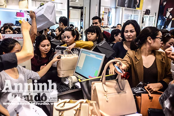 Mệt mỏi chen chân mua hàng hiệu giảm giá ngày Black Friday ảnh 8 Mệt mỏi chen chân mua hàng hiệu giảm giá ngày Black Friday ảnh 8